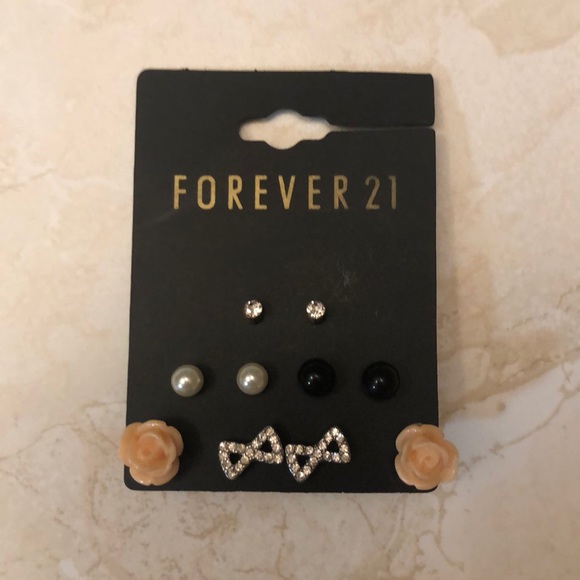 COPY - FREE with any purchase 🌸NEW Forever 21 mix… - Picture 1 of 3